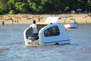 Der Sealander auf der Elbe in Hamburg