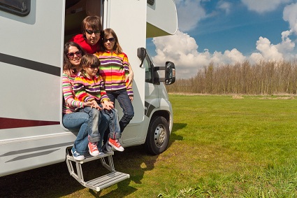 Familie im Wohnmobil