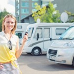 Frau beim Fahrsicherheitstraining mit Wohnmobil