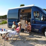 Picknick vor einem Pössl Campingbus