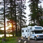 Wohnmobil auf einem Stellplatz am See