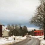 winterliche Straße in einem schwedischen Dorf