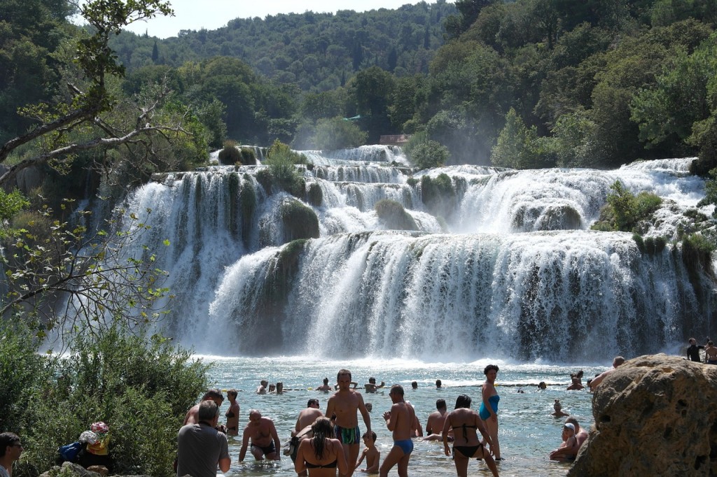 krka mit badenden