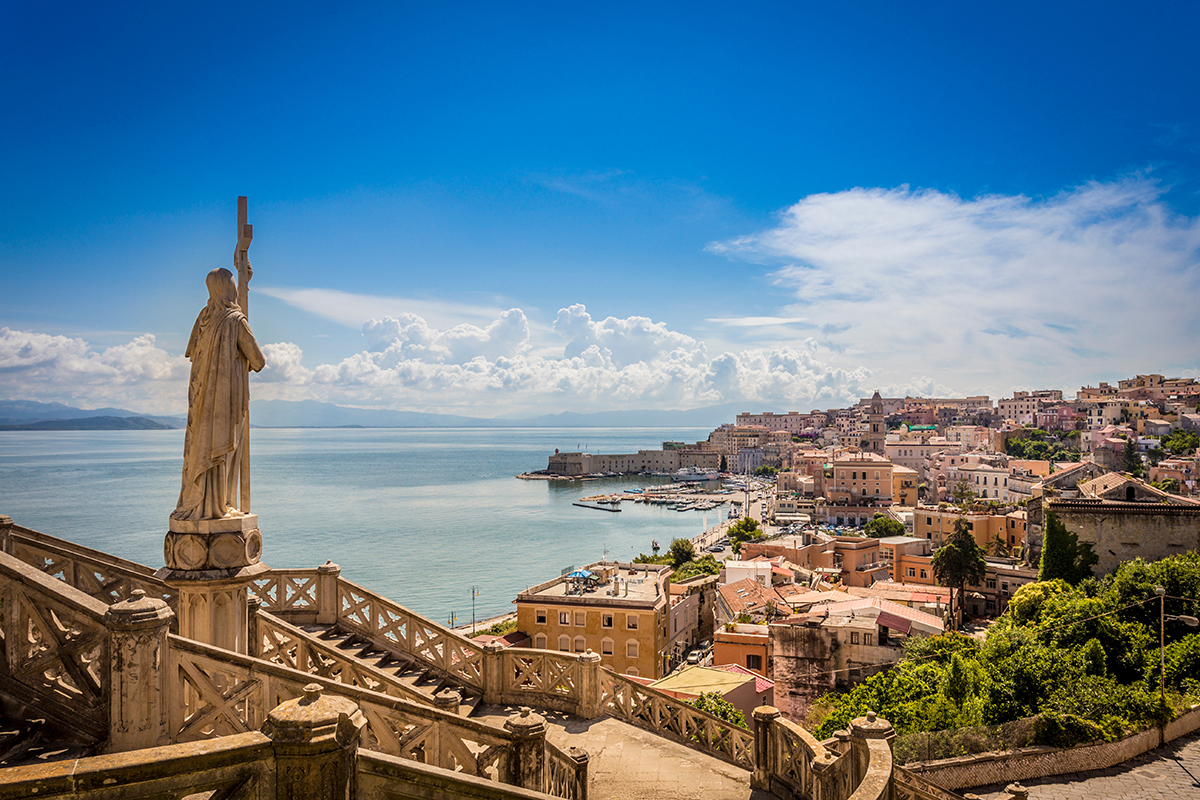 Ausblick auf das Stadt-Panorama Gaetas, mit der berühmten Jesus-Christus Statur und dem schönen Jachthafen. 