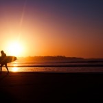 surfer bei sonnenuntergang