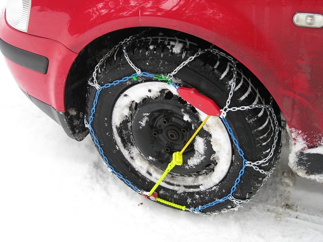 Auto mit Schneeketten