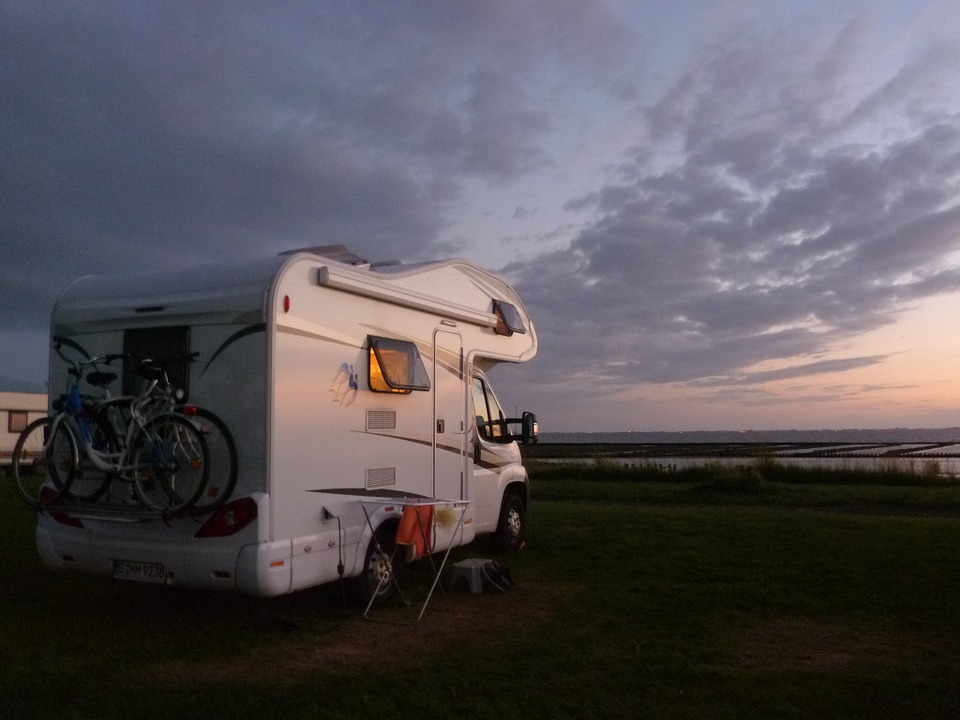 Wohnmobil parkt am Meer