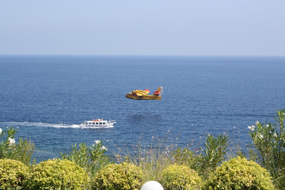 Boot und Wasserflugzeug in Ibiza