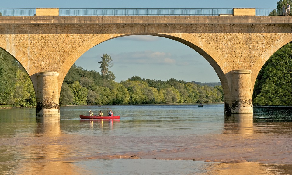 Kanuten unter Brücke