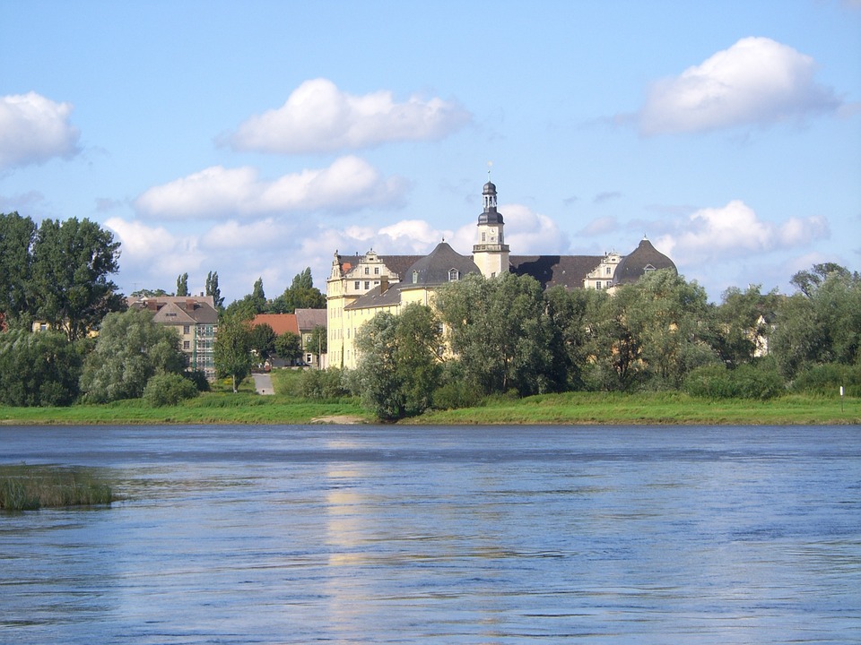 Schloss an der Elbe