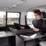 Buerobox-im-Volkswagen-T6-mit-Drucker-Laptop-230V-Versorgung-und-Tischen2