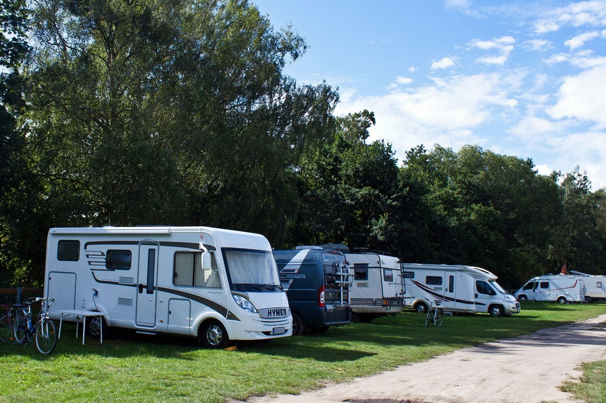 Offener Wohnmobilstellplatz