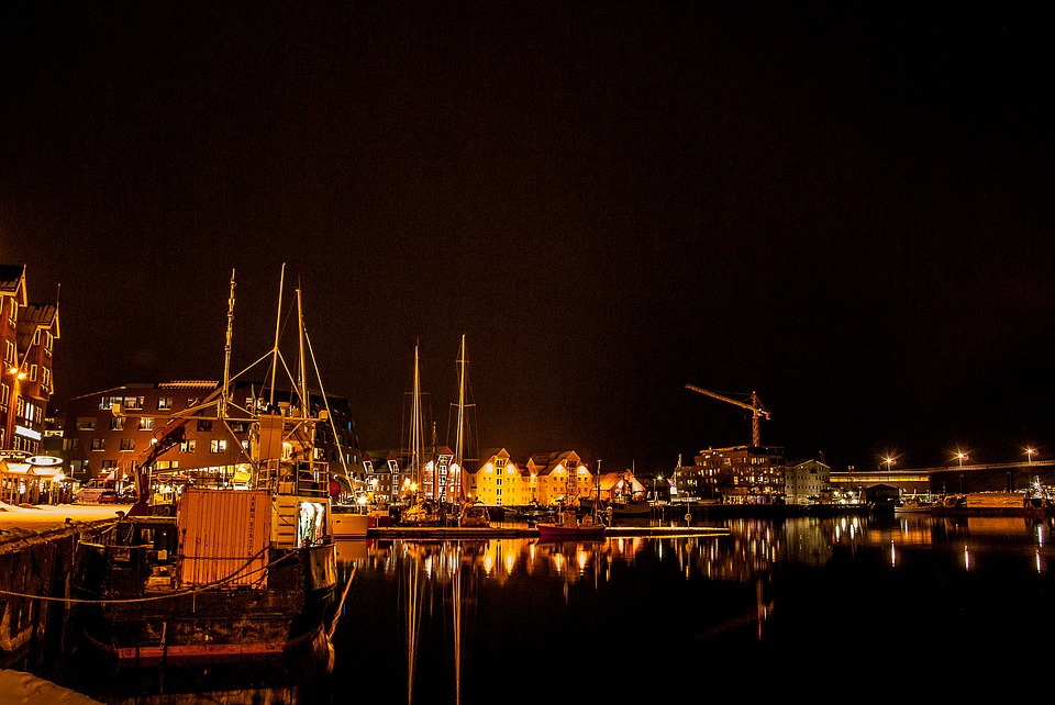 Fischerdorf bei Nacht