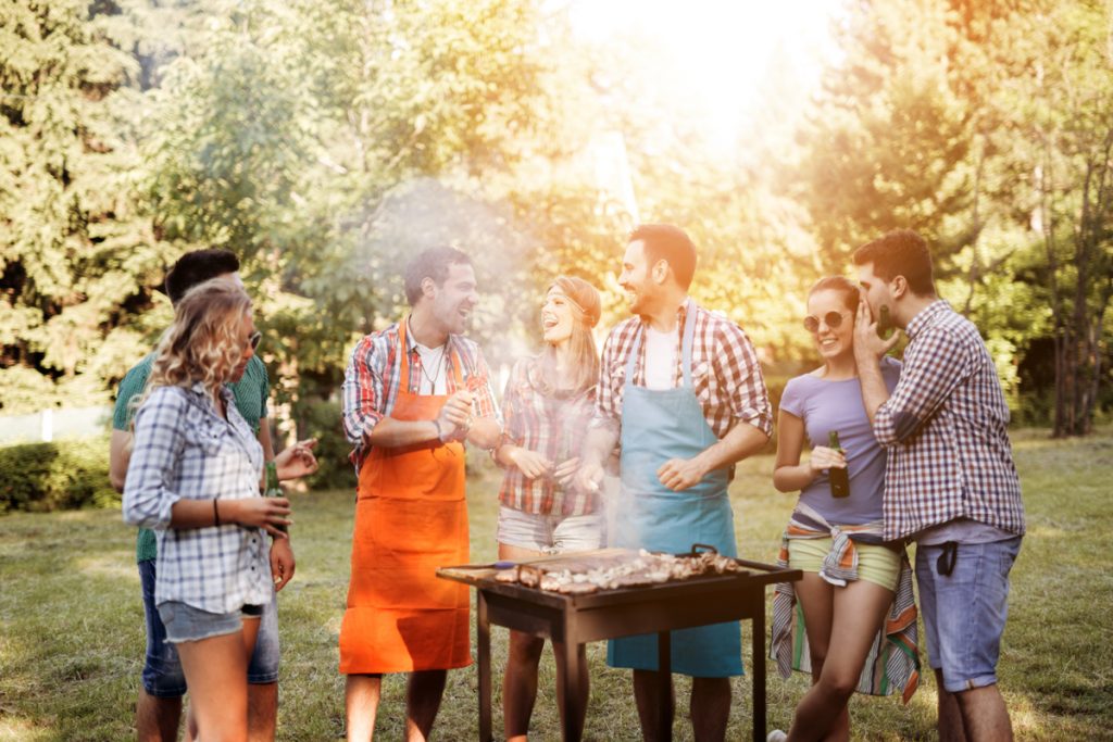 Gemeinsames Grillen Camping