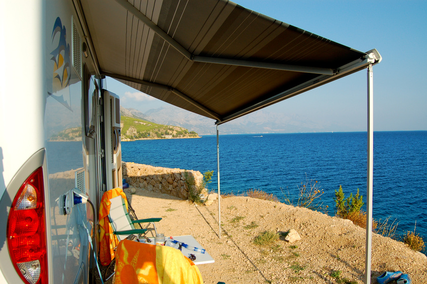 Wohnmobil mit Markise am Meer