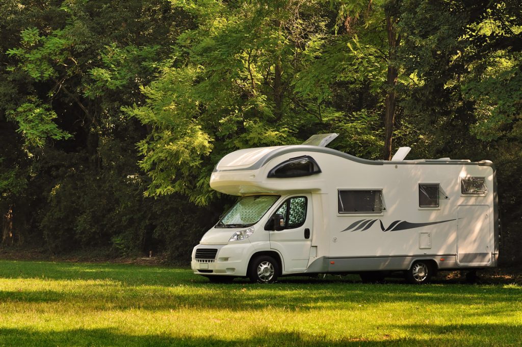 Wohnmobil parkt im Schatten