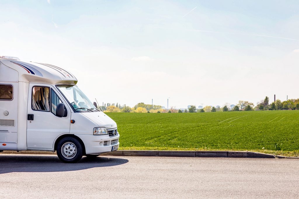 Wohnmobil vor Wiese