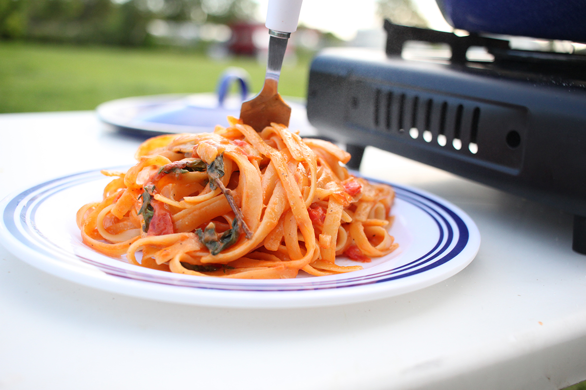 Die fertige One-Pot-Pasta mit Pfeffer abschmecken und heiß servieren.