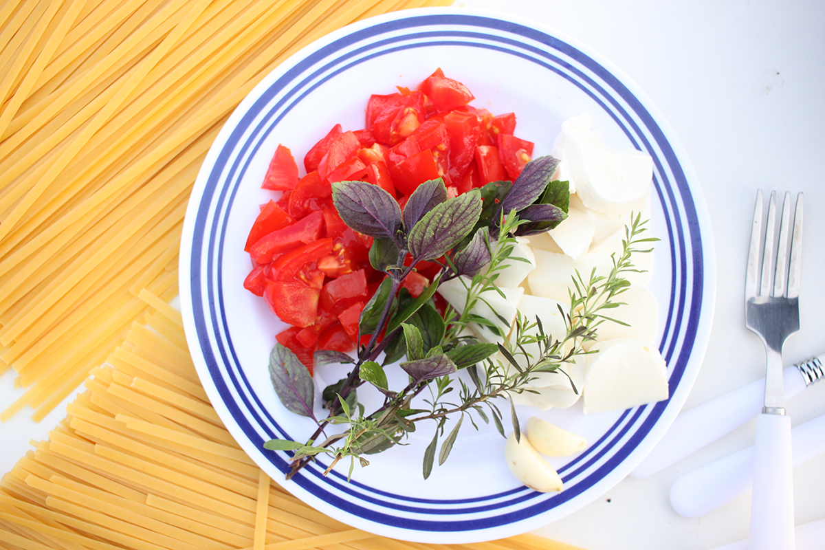 Für die One-Pot-Pasta das Gemüse sowie den Mozzarella schneiden.