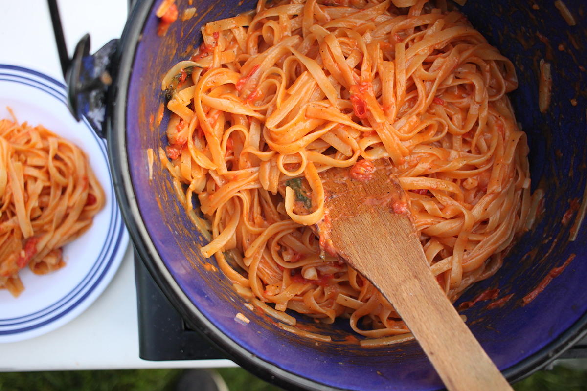 Die One-Pot-Pasta regelmäßig umrühren, damit nichts anbrennt.