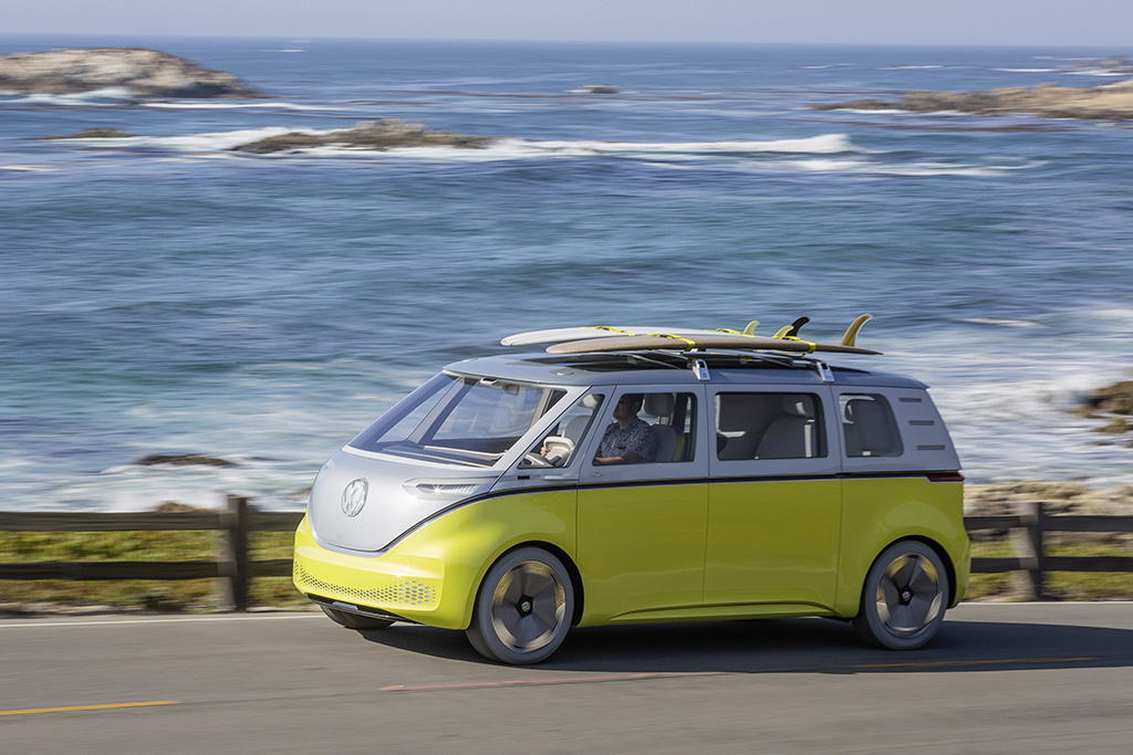VW ID Buzz cruist am Meer entlang
