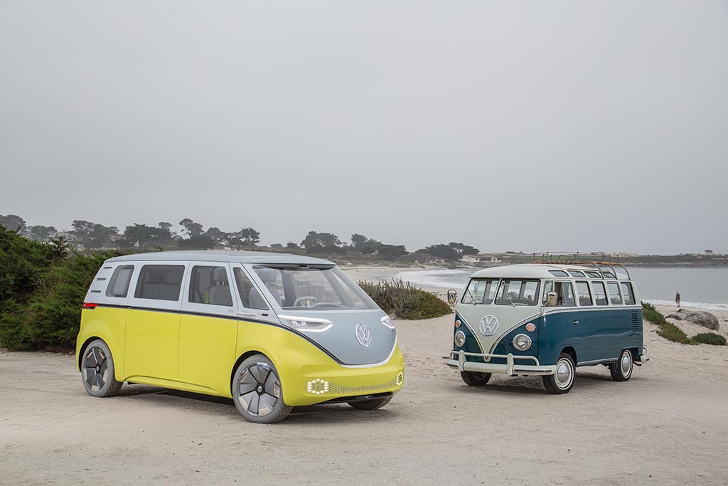 VW I.D. Buzz neben VW T1