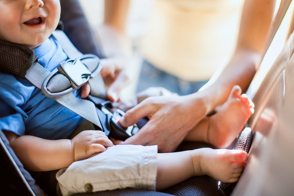 Immer gut anschnallen! Im passenden Kindersitz fährt der Nachwuchs auch im Wohnmobil sicher mit.