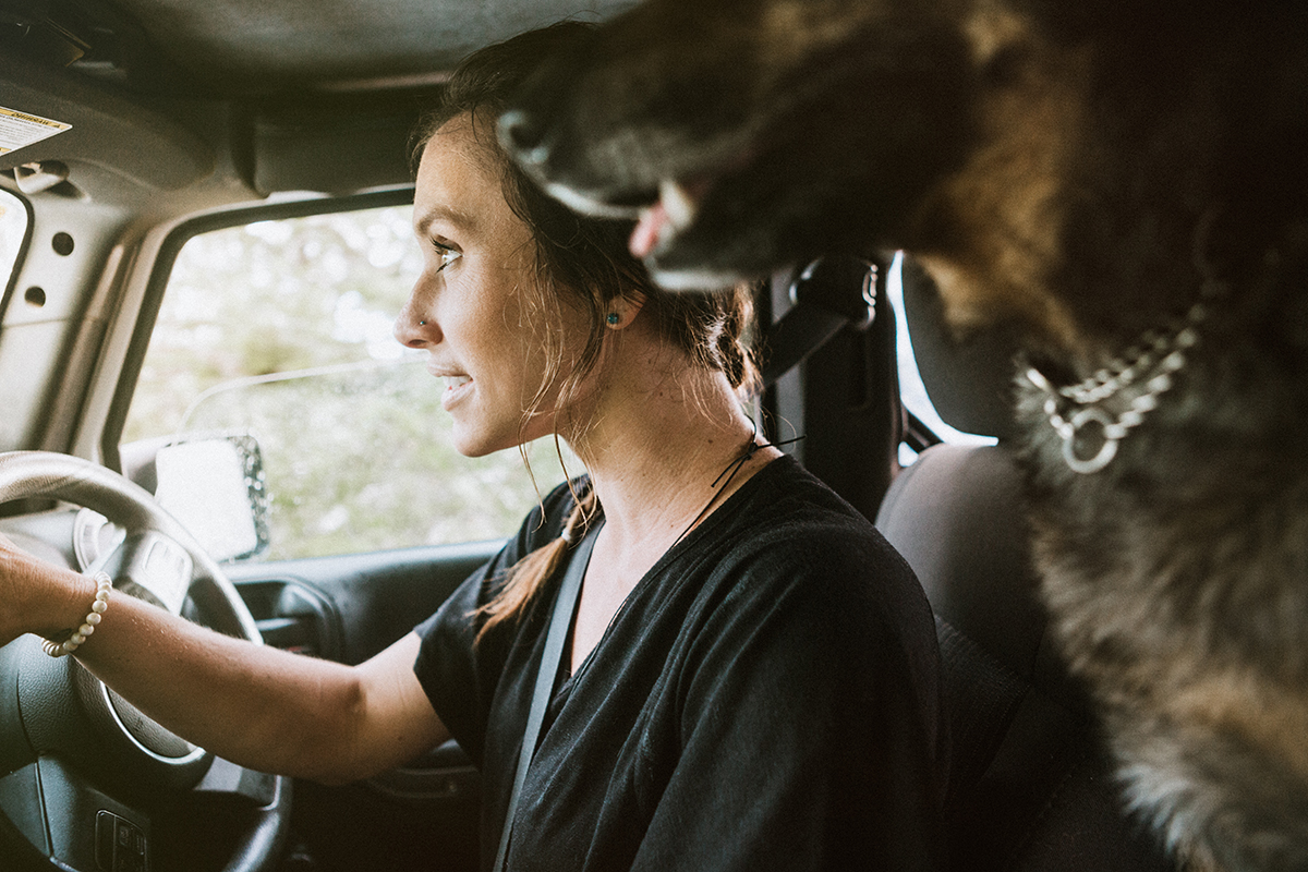 Frau mit Hund im Offroader