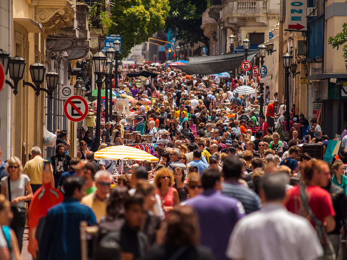 Menschen auf dem Trödelmarkt in san Telmo