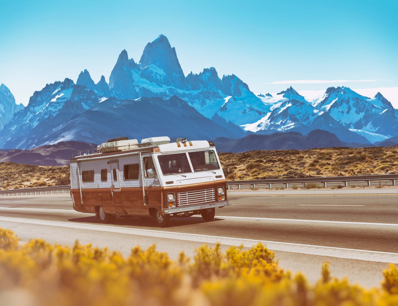 Wohnmobil fährt durch argentinische Landschaft