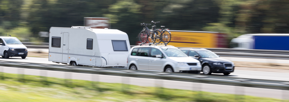 Mit dem gebrauchten Fahrzeug und dem Wohnwagen in den Campingurlaub.