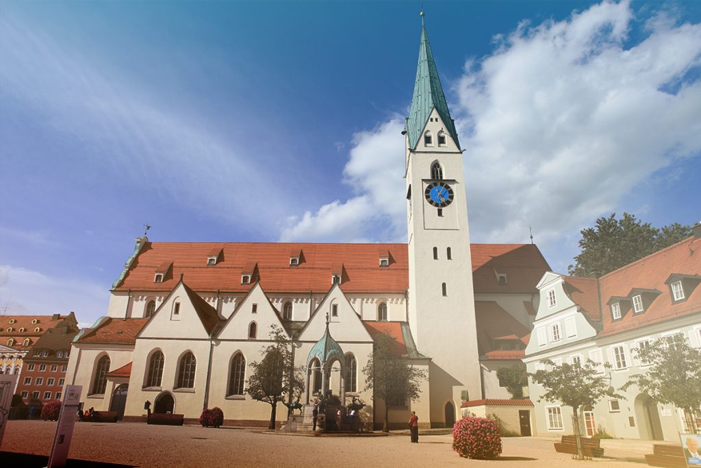 Eine Kirche und weitere Gebäude in der Stadt Kempten.