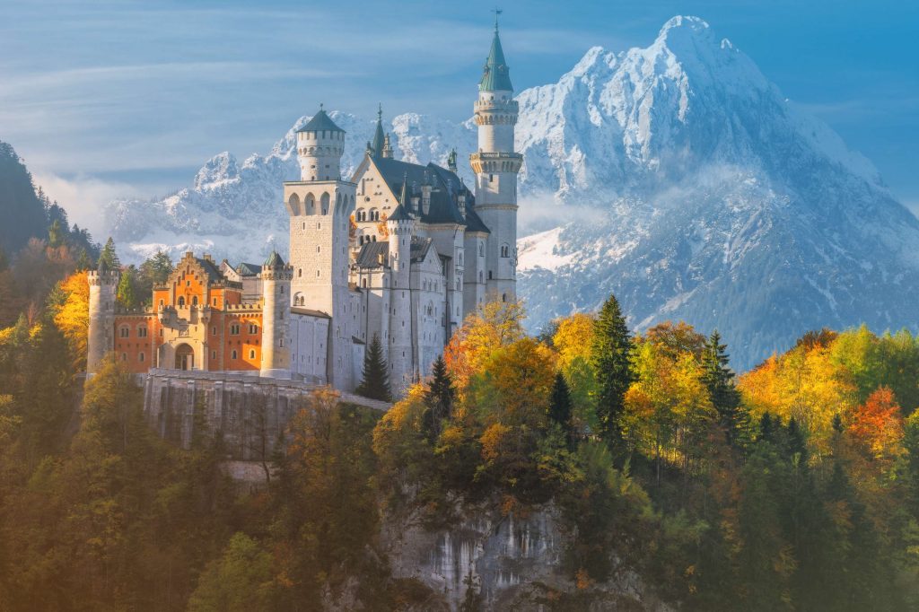 Schloss Neuschwanstein in herbstlicher Umgebung.