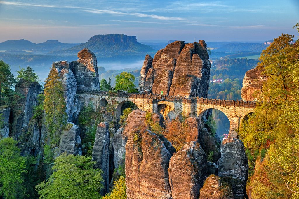 Felsen und ein Aquädukt in der Sächsischen Schweiz.