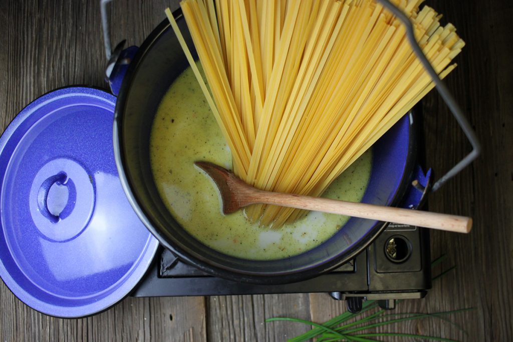 Ein Kochtopf mit Pasta und Sauce. Ein Kochtopf mit Pasta und Sauce.