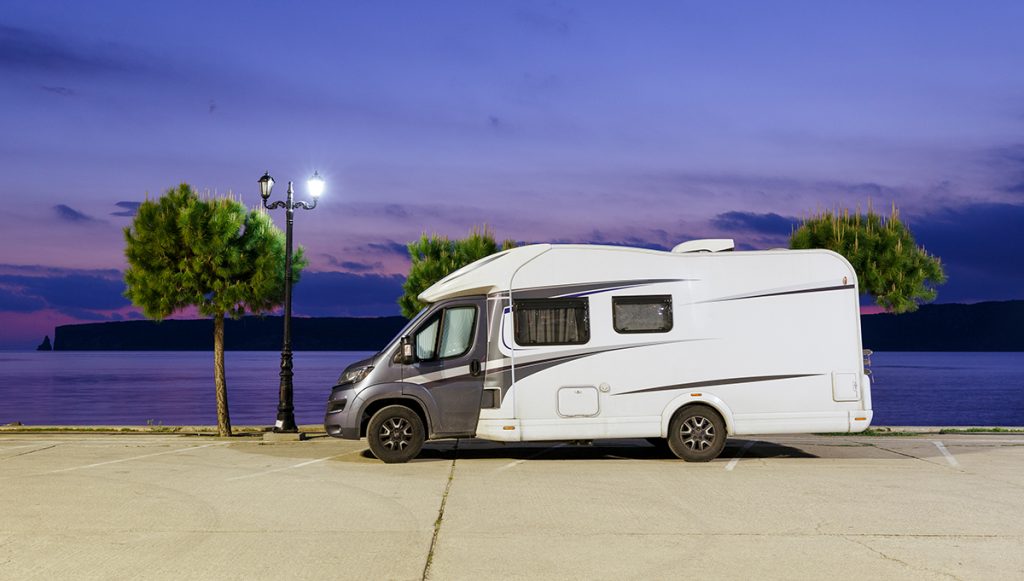 Ein Wohnmobil vor violett gefärbtem Himmel. Ein Wohnmobil vor violett gefärbtem Himmel.