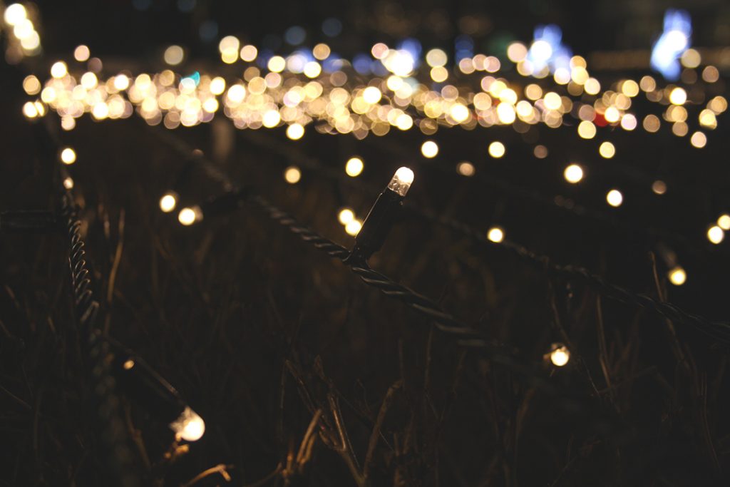 Leuchtende Lichterketten im Dunkeln. Leuchtende Lichterketten im Dunkeln.
