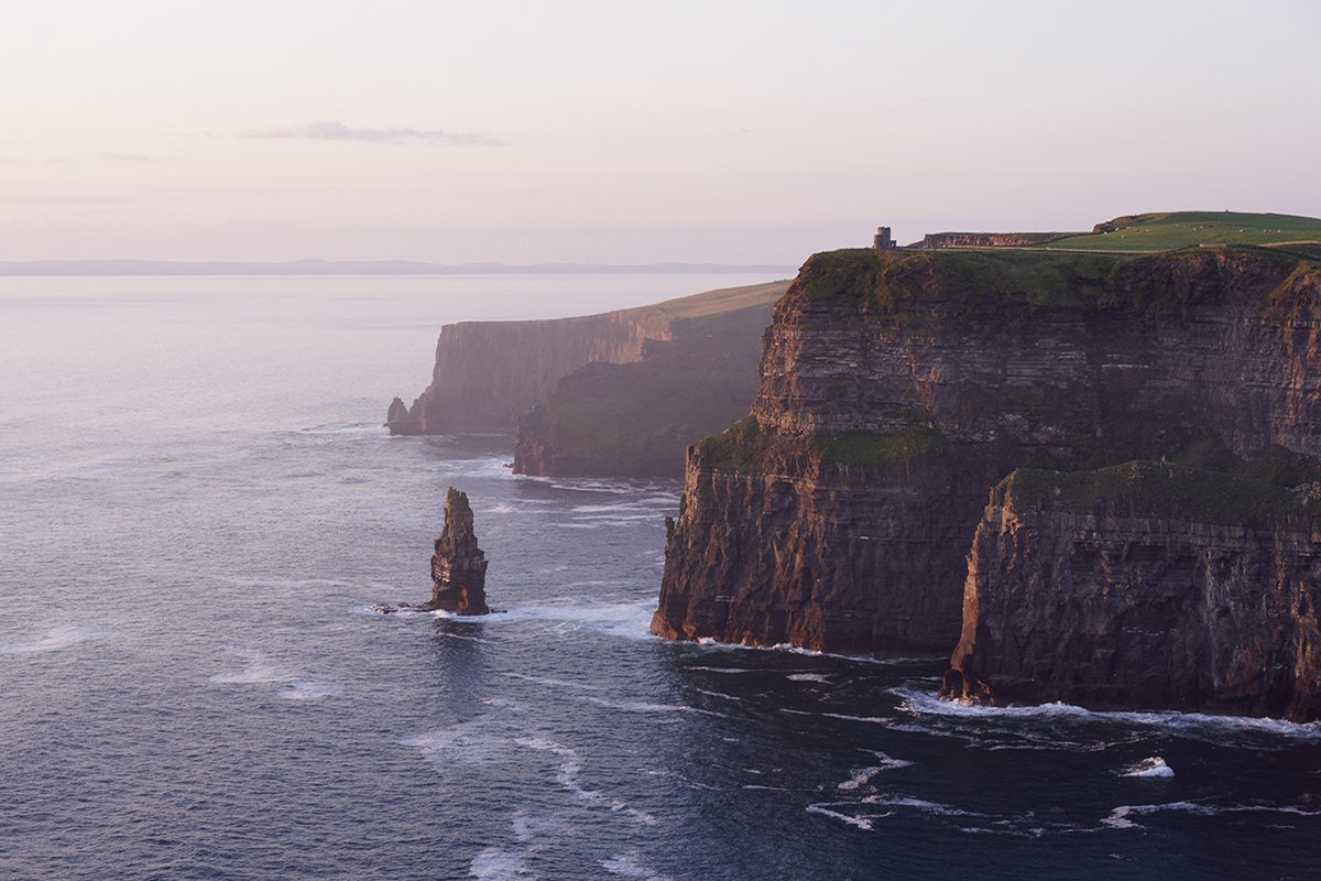 Zerklüftete Felsen, steile Klippen und unberührte Weiten ‒ das ist Irland. Camping in Irland bringt dich näher an die Natur. 