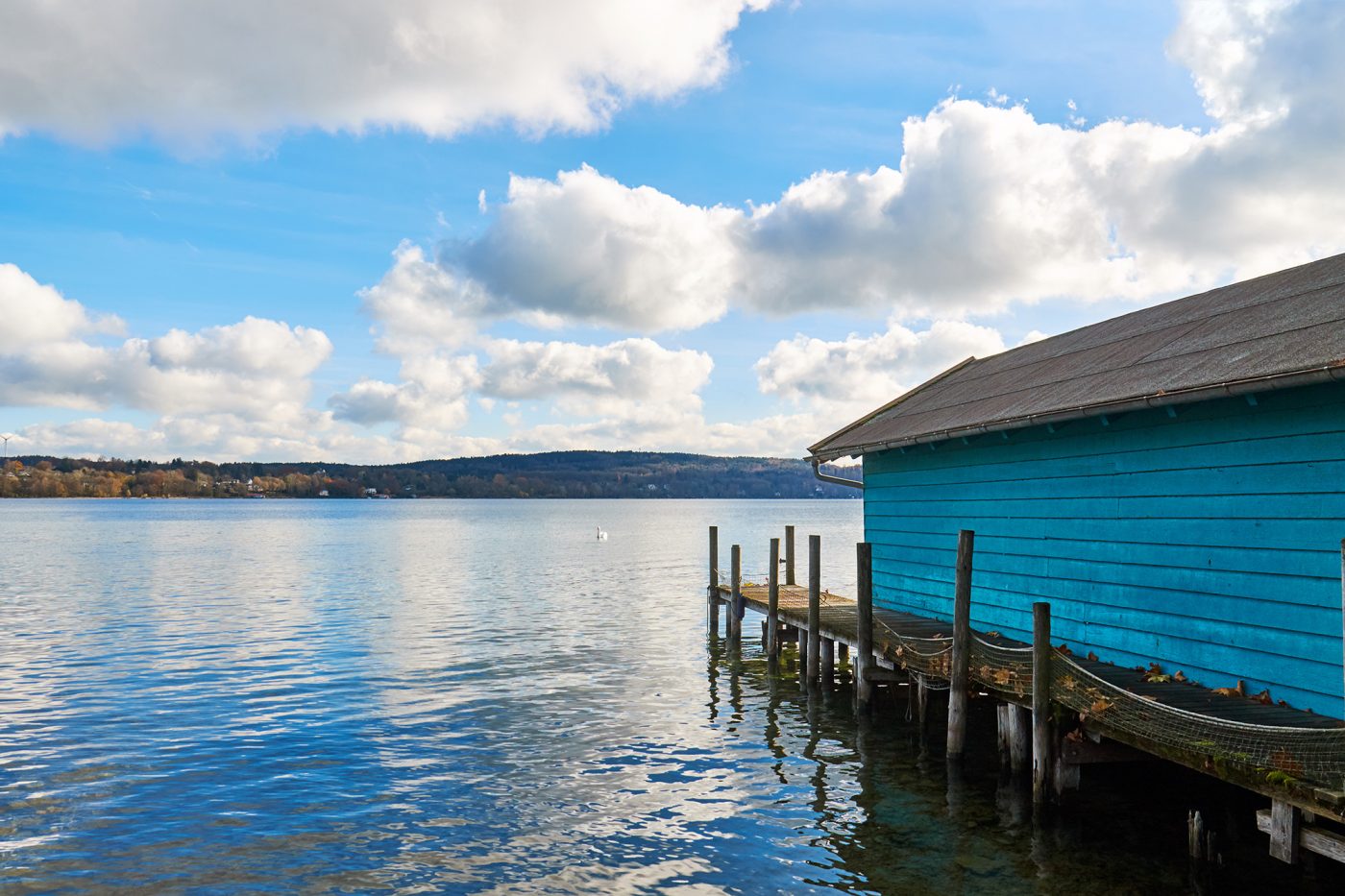 Steg an einem blauen Haus am Starnberger See