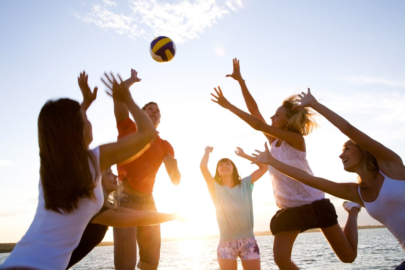 Volleyball-Spieler beim Spiel auf dem Beachvolleyball-Feld