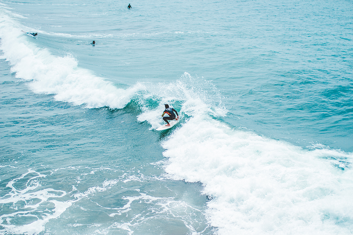 Mann beim Surfen