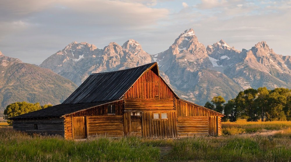  Die berühmte Scheune T.A. Moulton Barn mit einer Gipfelkette im Hintergrund.