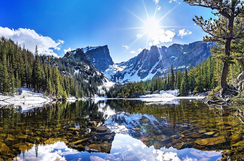  Der Bear Lake bei Sonnenschein und mit schneebedeckten Bergen im Hintergrund.