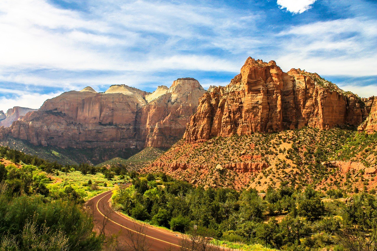 Die roten Felsen des Zion Nationalparks thronen über der Landschaft.