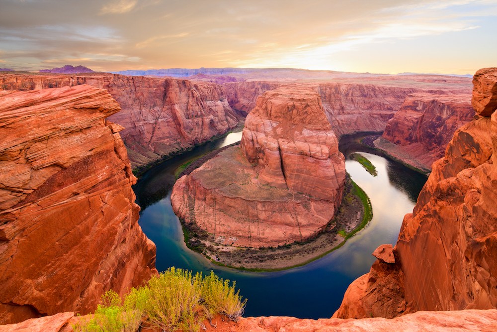 Panoramablick über die Flussbiegung Horseshoe Bend im Grand Canyon Nationalpark