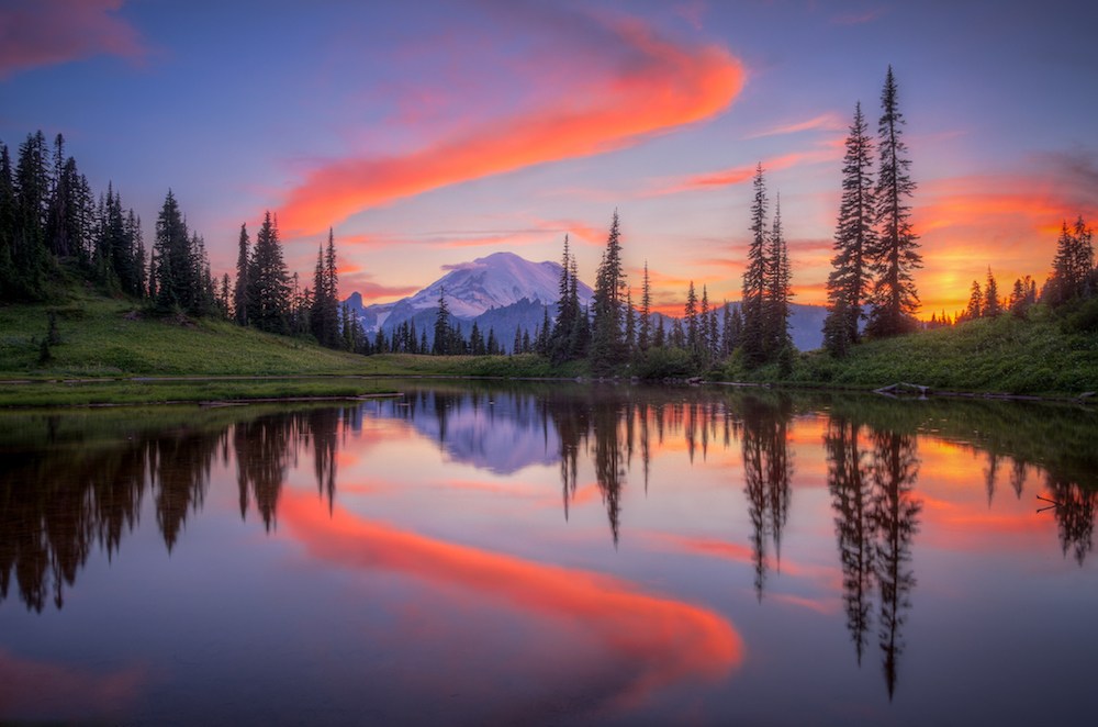 Der Alpensee Tipsoo Lake bei Sonnenuntergang.