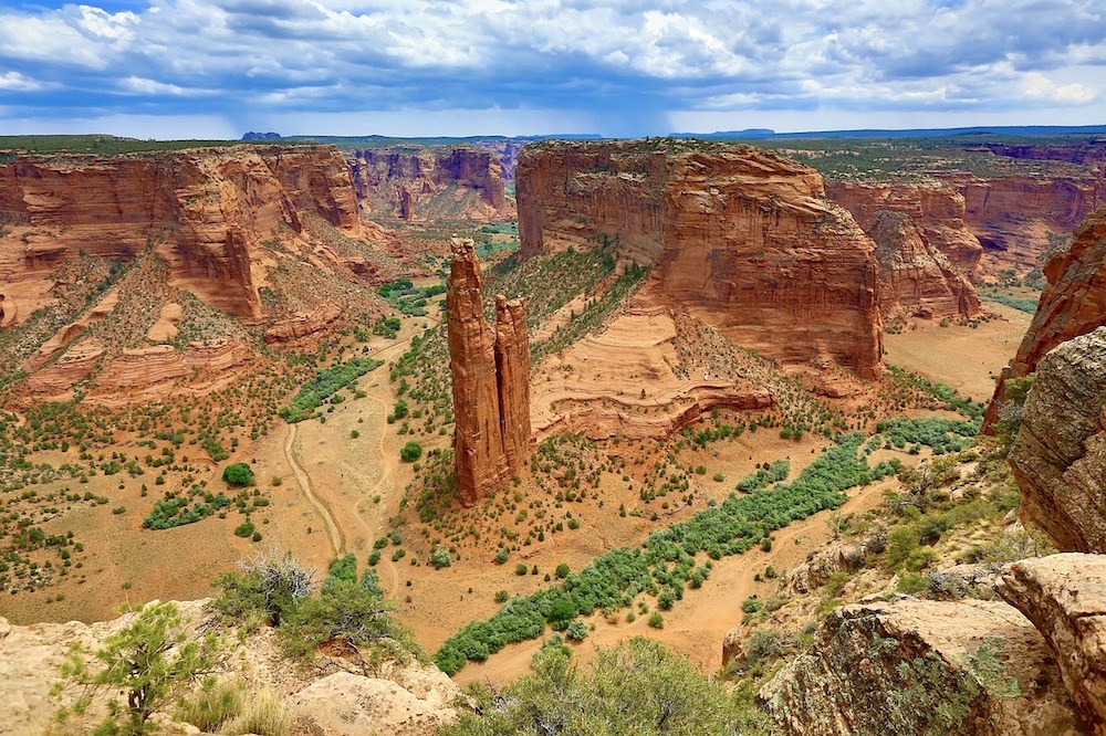 Blick aus der Vogelsperspektive auf Spider Rock und die umgebende Landschaft im Canyon de Chelly National Monument