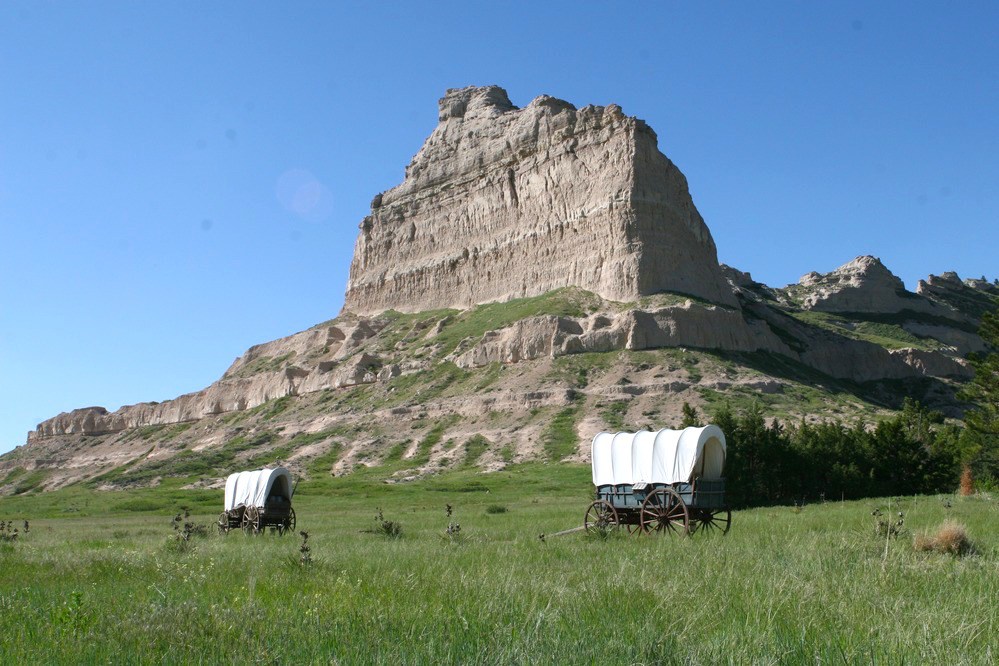 Scotts Bluff mit Planwagen im Vordergrund.