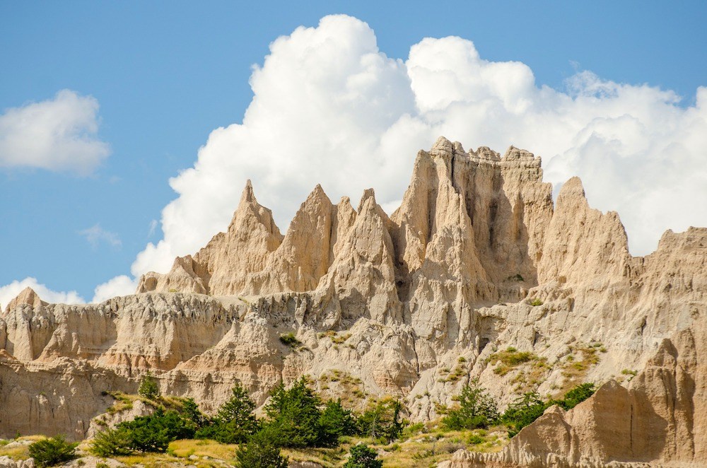 Erodierte Zinnen, Türme und Hügel im Badlands Nationalpark.