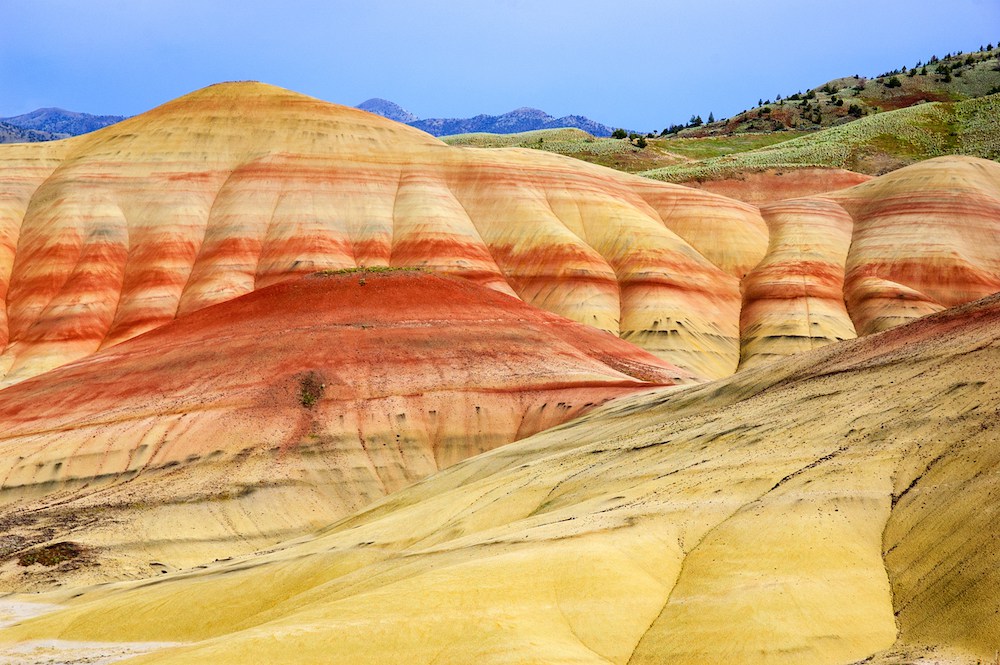 Bunt gestreifte Felshügel der Painted Hills.